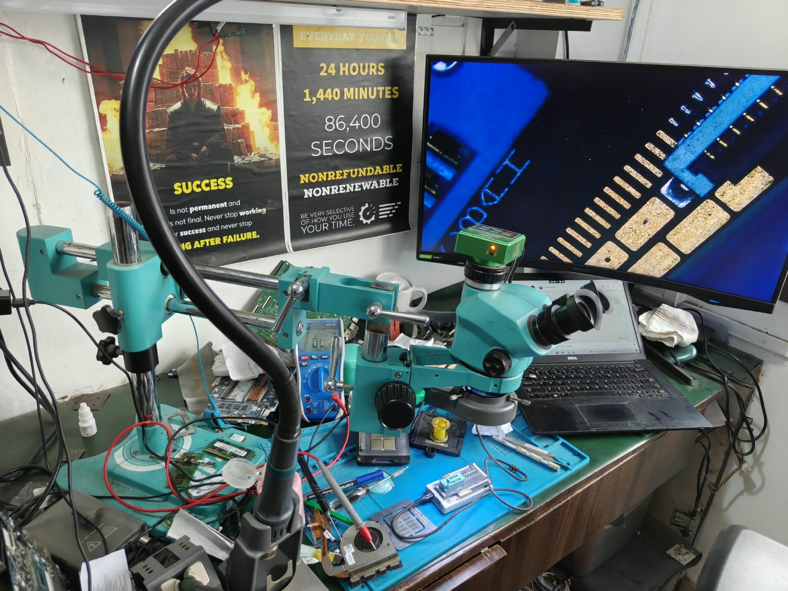 Trinocular microscope workstation